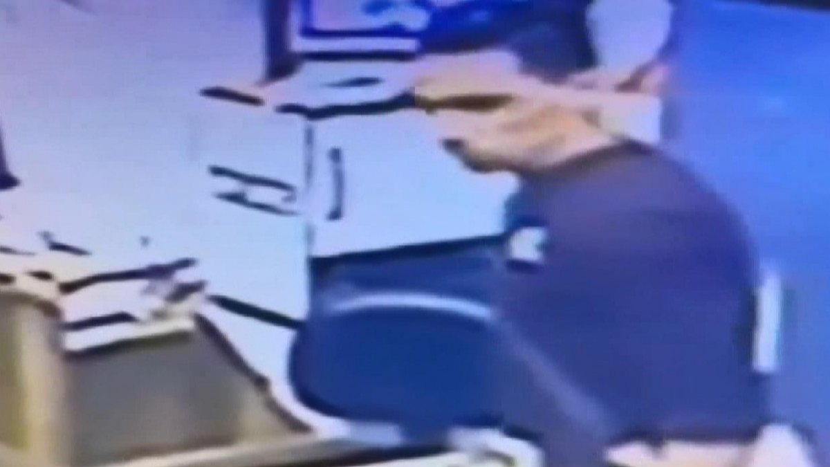 Esenyurt'ta müşteri taklidi yapan hırsız, cep telefonu çaldı
