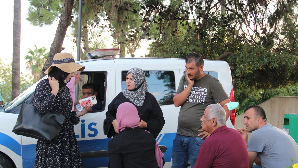 Antalya’da Filistinli aile, içinde para ve ziynet eşyaları olan çantayı parkta unuttu