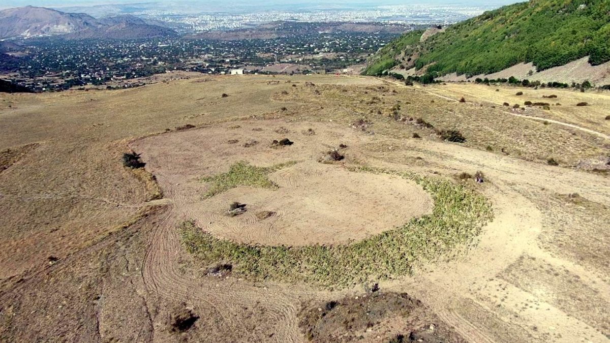 Kayseri’de, tohumlarla arazisine ay ve yıldız çizdi