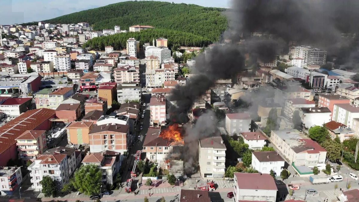 Sultanbeyli’de mobilya imalathanesi alev alev yandı