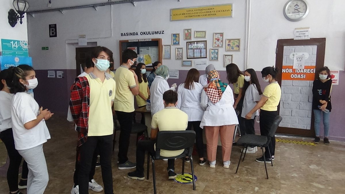 Diyarbakır’da öğrenciler aşı olmak için sıraya girdi