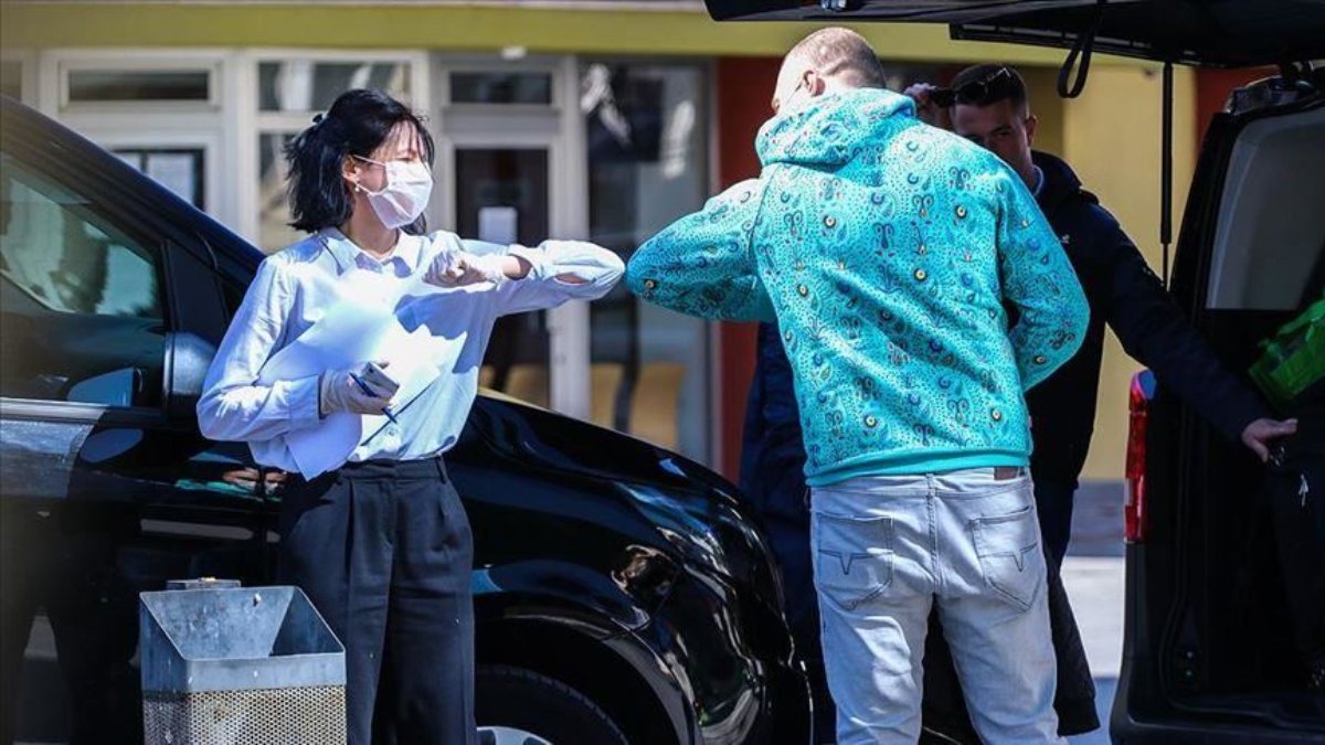 Pfizer CEO’su Albert Bourla, hayatın 1 yıl içinde normale döneceğini söyledi
