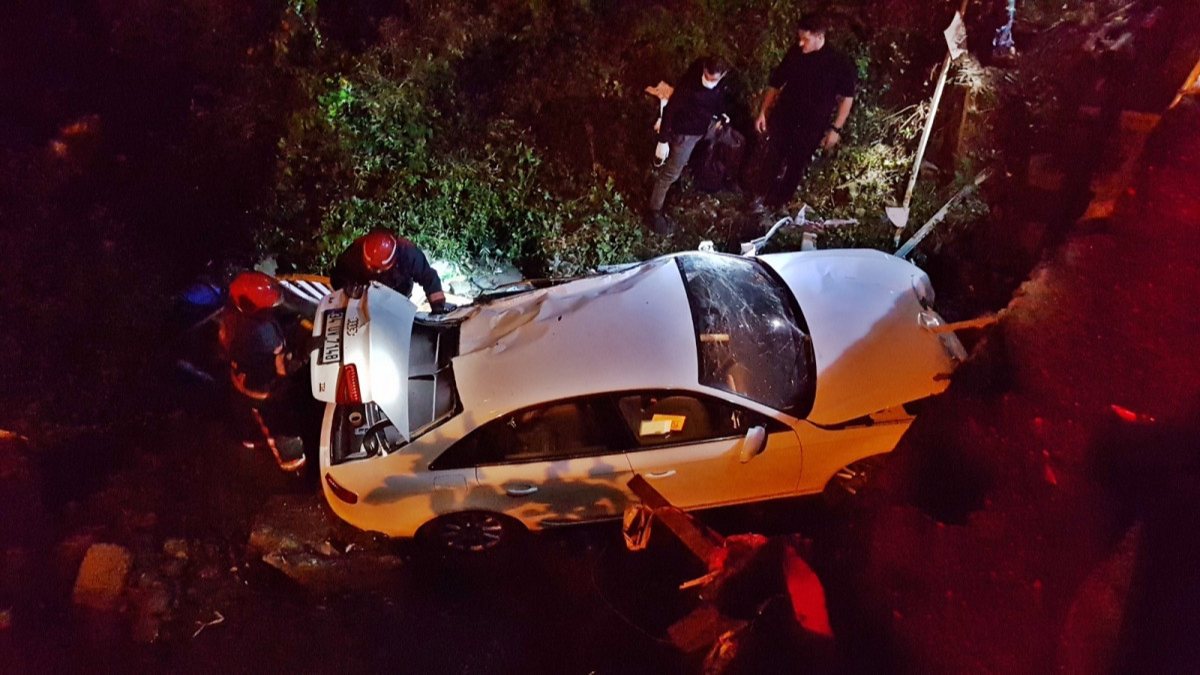 Sakarya'da otomobil dere yatağına uçtu