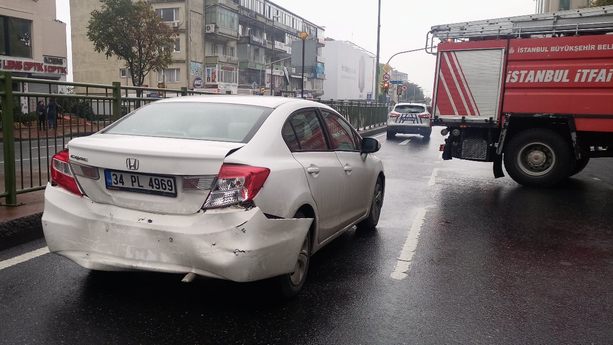 Beşiktaş’ta yağmur nedeniyle kayganlaşan yolda 4 araç kaza yaptı