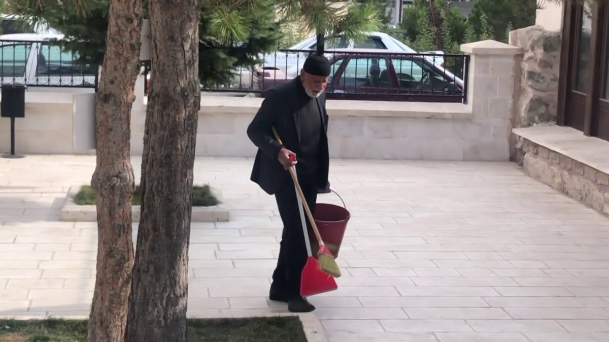 Sivas'ta 85’lik çınar her gün cami bahçesini temizliyor