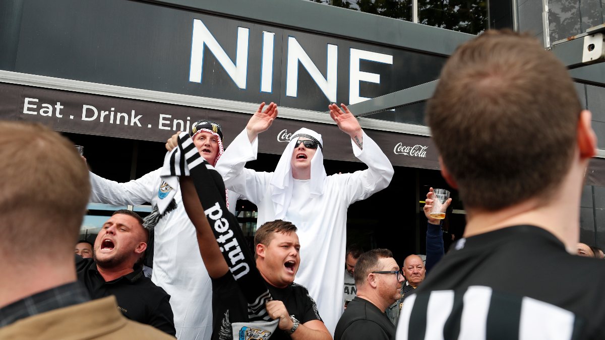 Newcastle United'dan taraftarlarına Arap kıyafetleri uyarısı