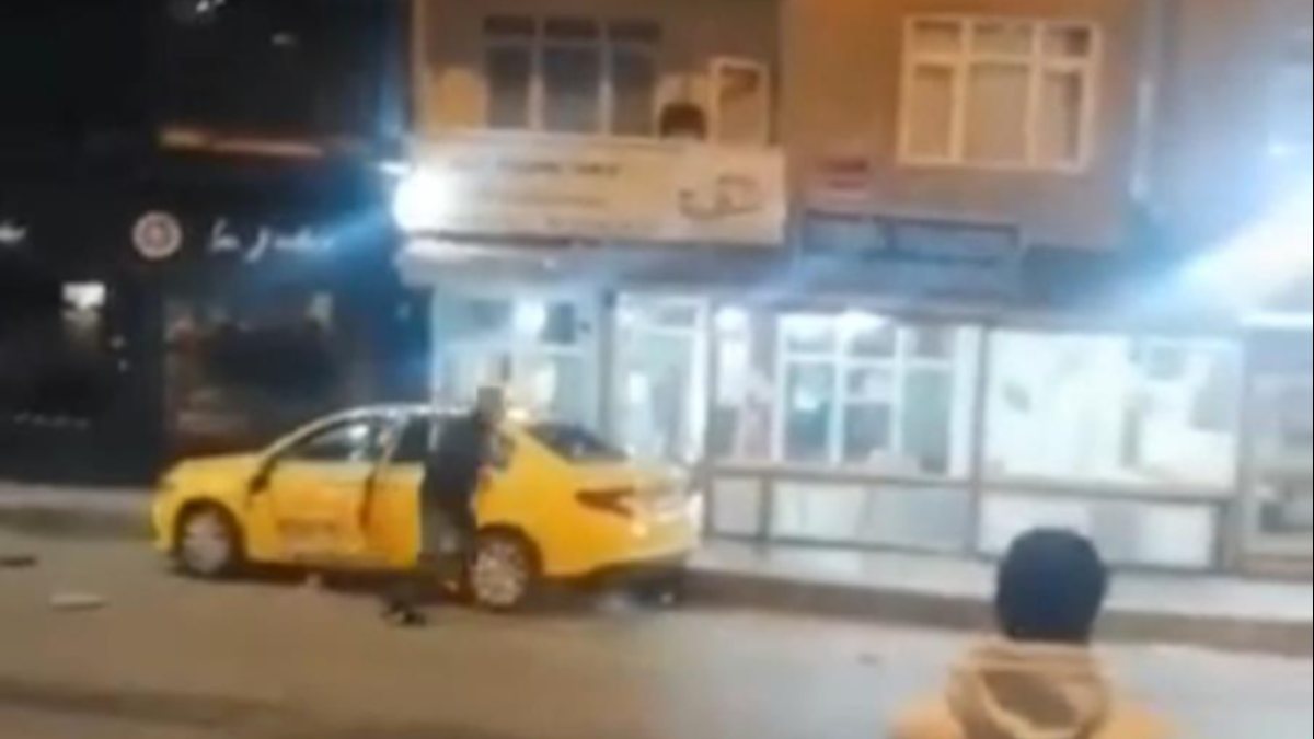 Sultangazi'de eski çalıştığı durağa ait aracı parçalayan taksici