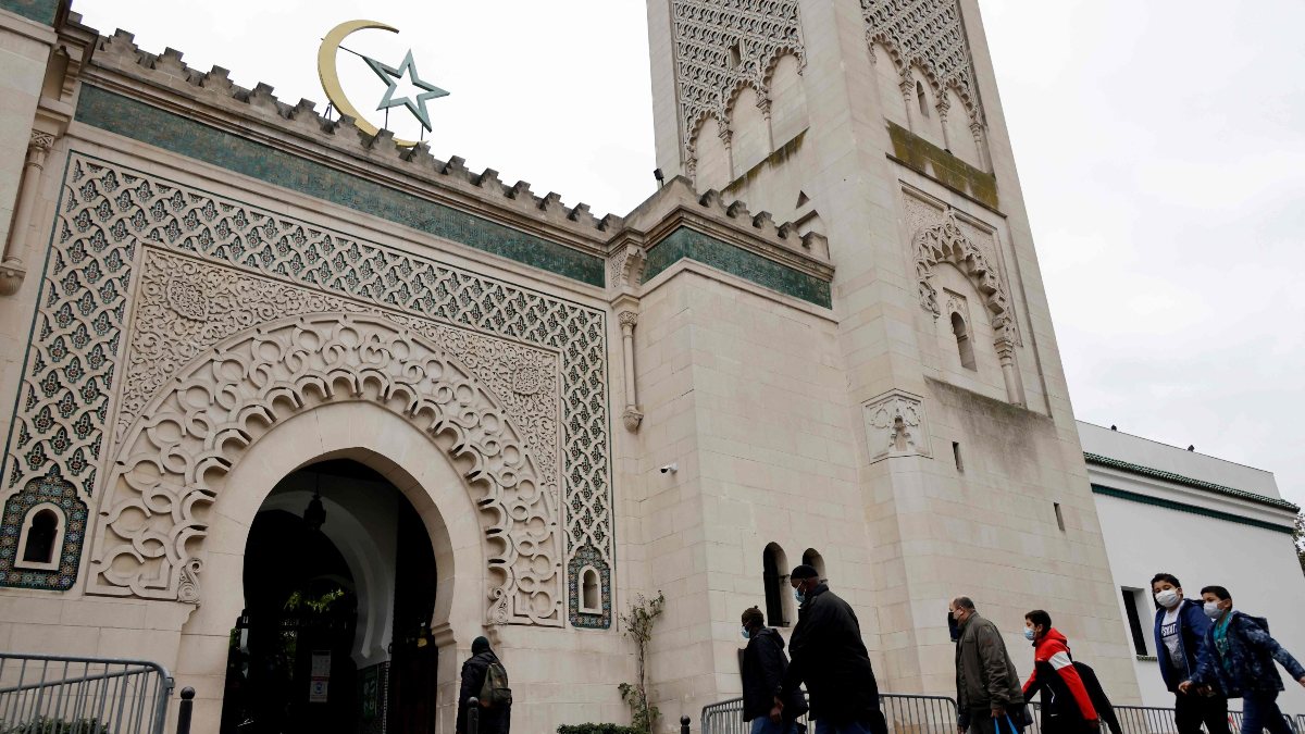 Fransa'da 7 cami ve dernek kapatılacak