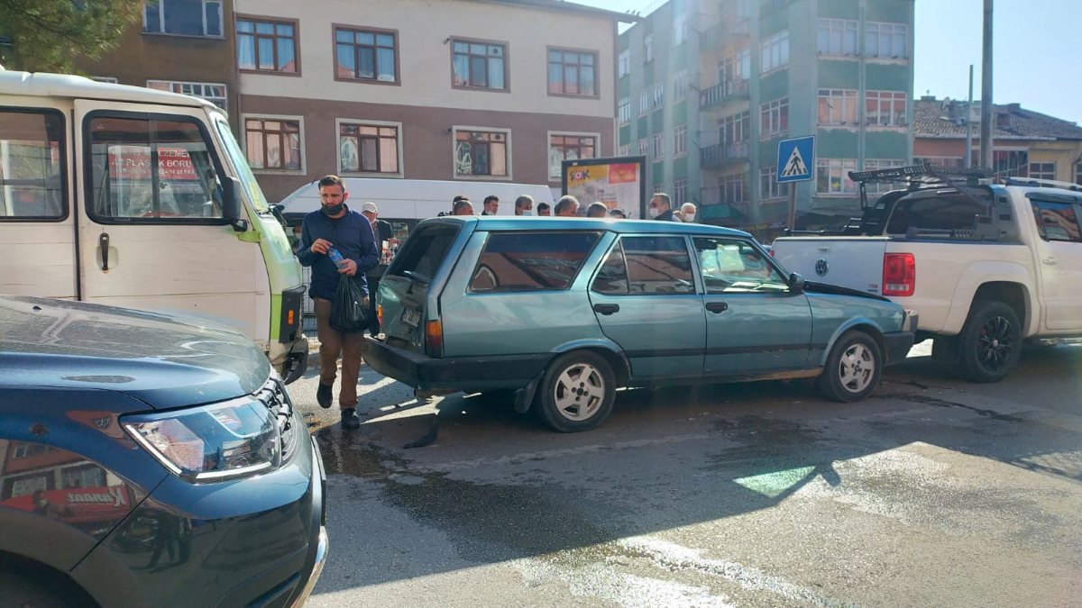 Karabük’te yayalara vurmamak için durdu, zincirleme kazaya sebep oldu