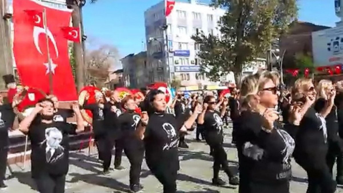 Balıkesir'de 98 kadın '29 Ekim' için zeybek oynadı
