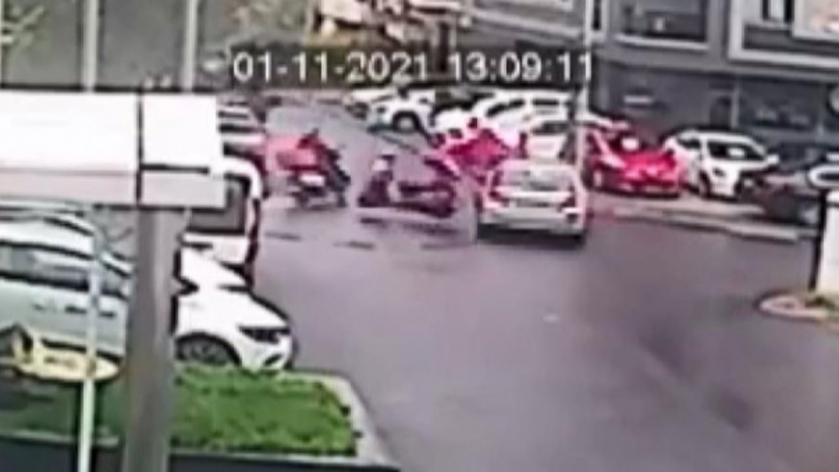 Ataşehir'de otomobilin çarptığı moto kurye, havaya savruldu