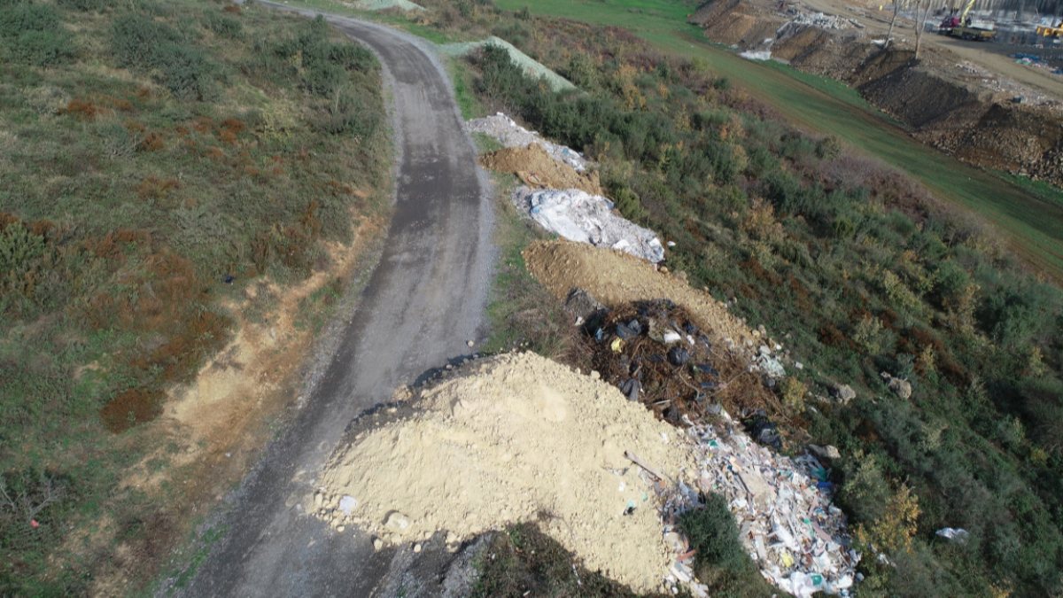 İstanbul'daki mahalle yolu hafriyat döküm alanına döndü