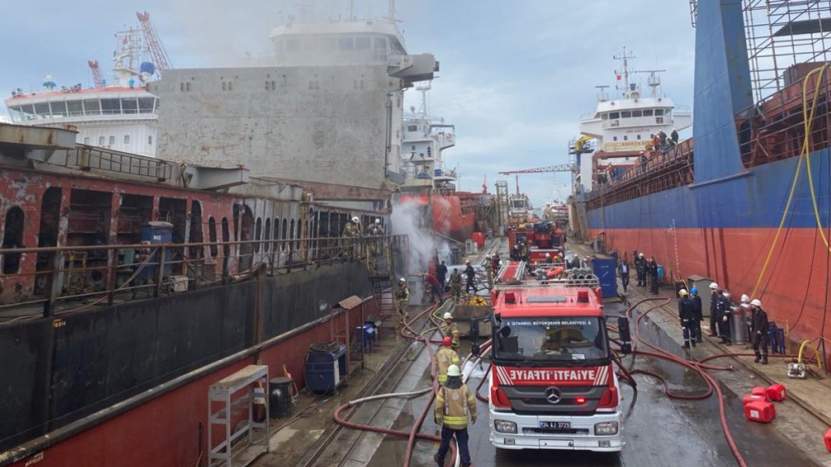 Tuzla'daki tersanede yangın çıktı