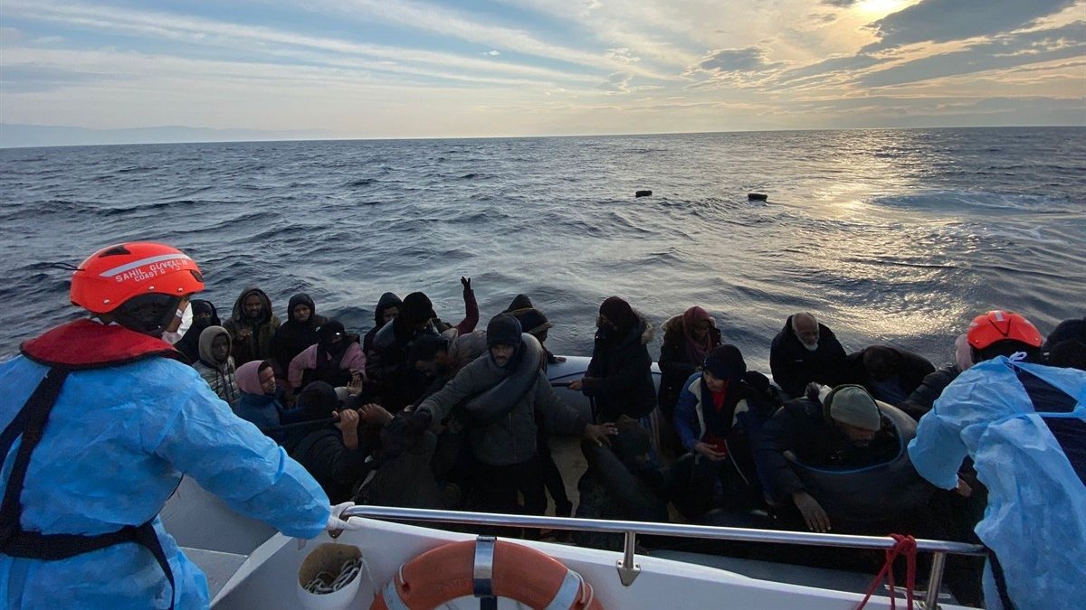 İzmir’de, Yunanistan tarafından itilen 65 kaçak göçmen kurtarıldı