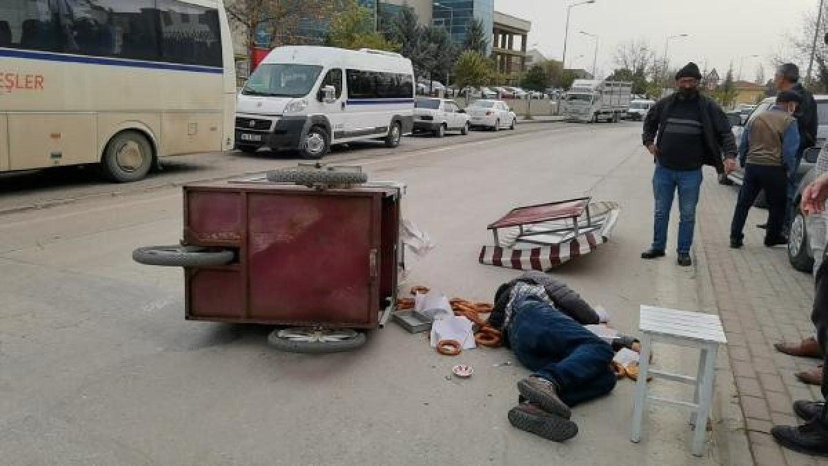 Bursa'da fırtınayla devrilen simitçi, yoğun bakıma alındı