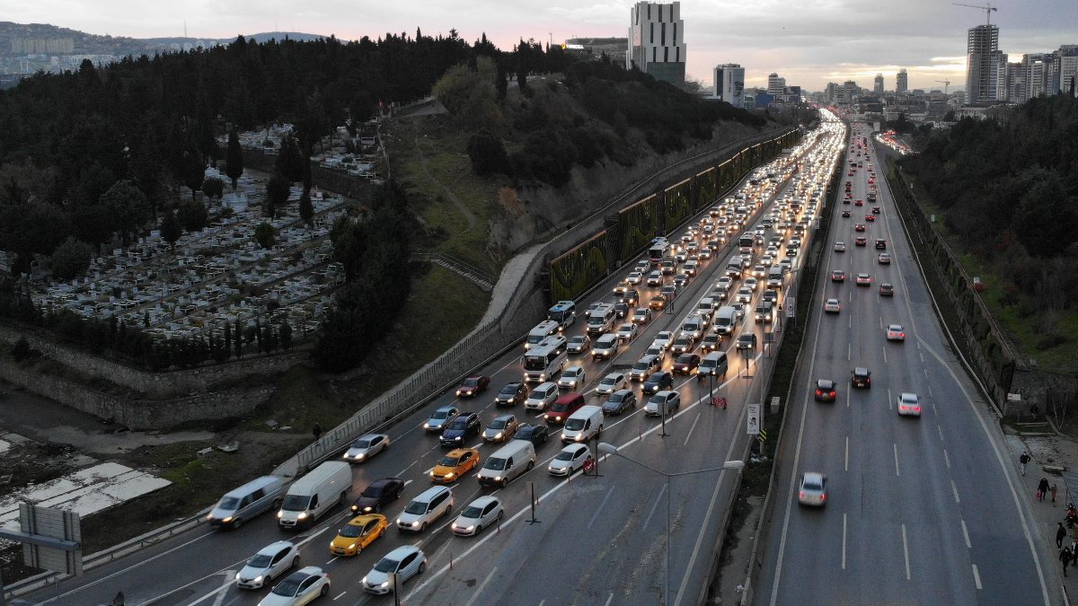Maltepe’de kilometrelerce trafik oluştu