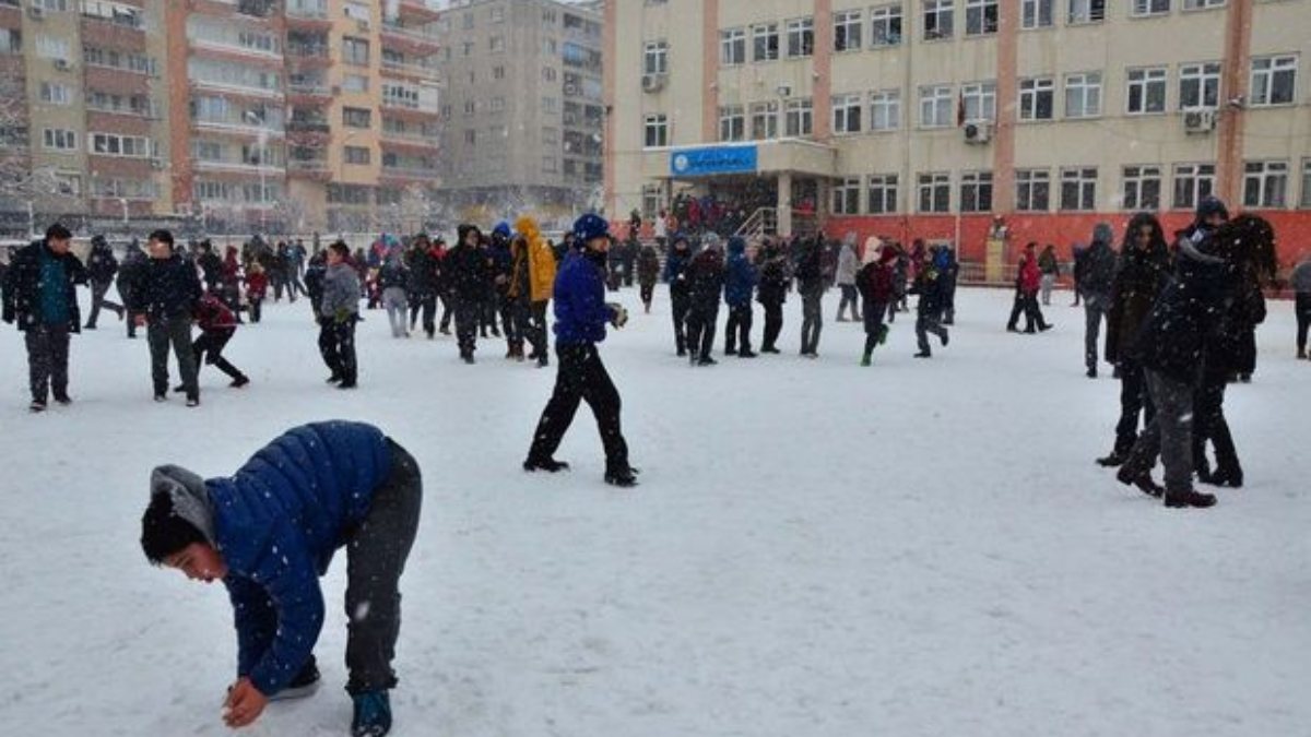Eğitime kar engeli: İşte 18 Ocak Salı okulların tatil olduğu iller...