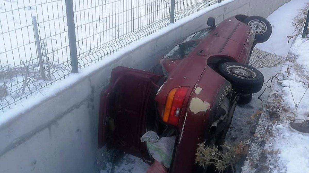Denizli'de kanala düşen otomobilden burnu kanamadan kurtuldu