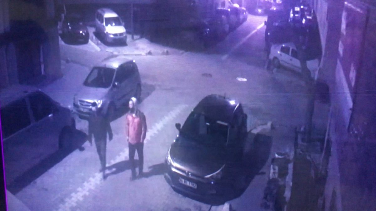 Esenyurt’ta, binaya girmeyince zillere basıp kaçtılar
