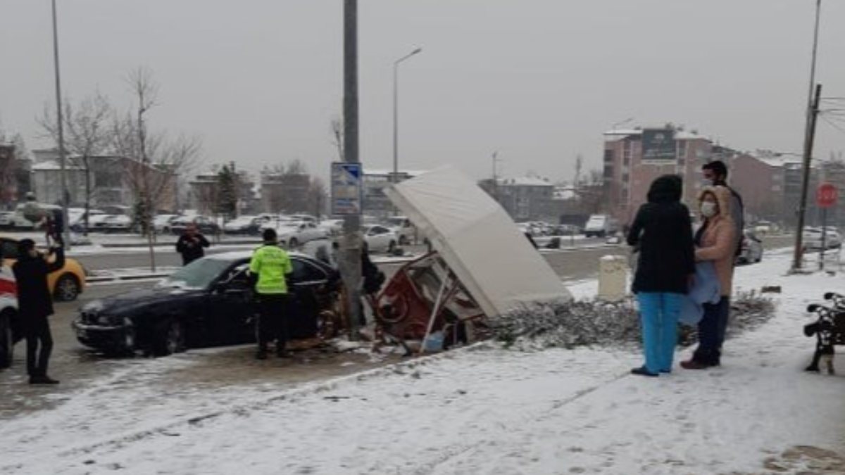 Denizli'de kontrolden çıkan araç, simitçiyi ezdi