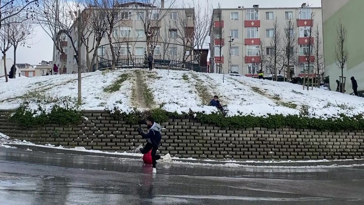 Ümraniye'de çocukların tehlike saçan kayma oyunu kamerada