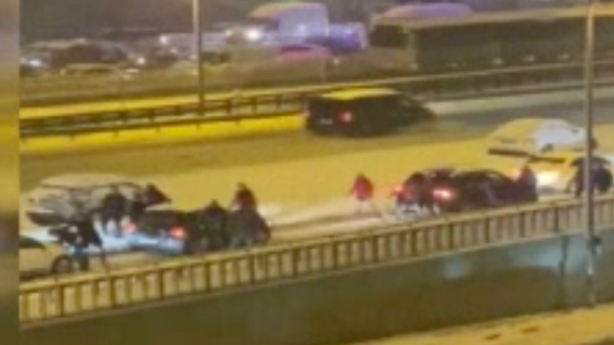 Küçükçekmece'de yolda kalan sürücüler kavgaya tutuştu