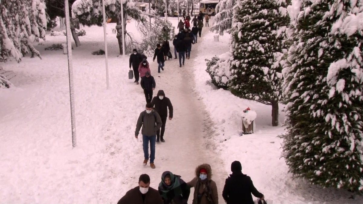 İstanbul’da işe giden vatandaşlardan yolların durumuna tepki
