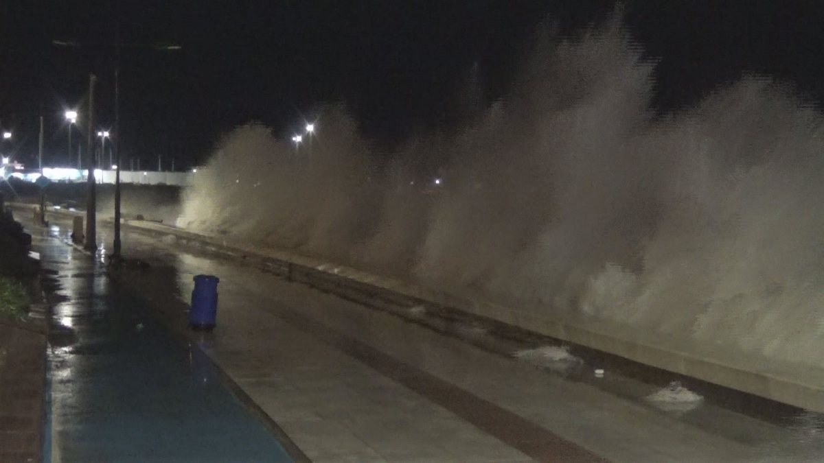 İzmir'de fırtına denizi taşırdı