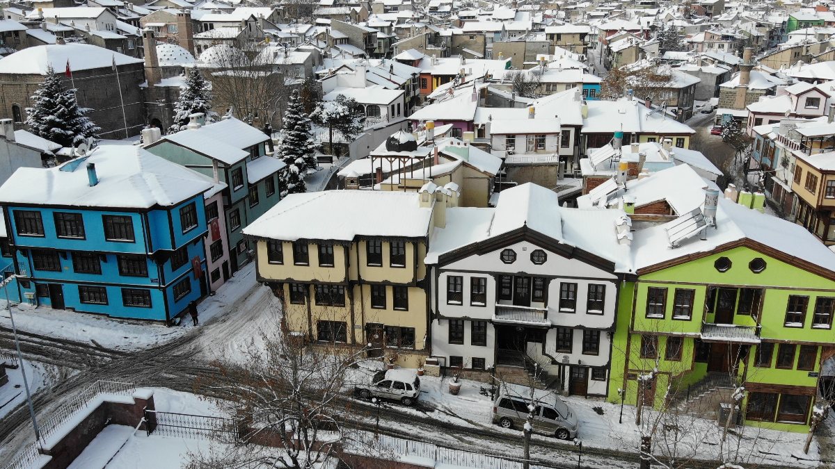 Afyonkarahisar’da tarihi konaklar beyaza büründü