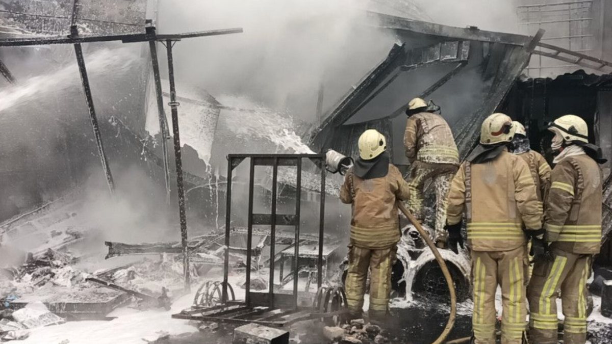 Avcılar’da atık deposunda yangın çıktı