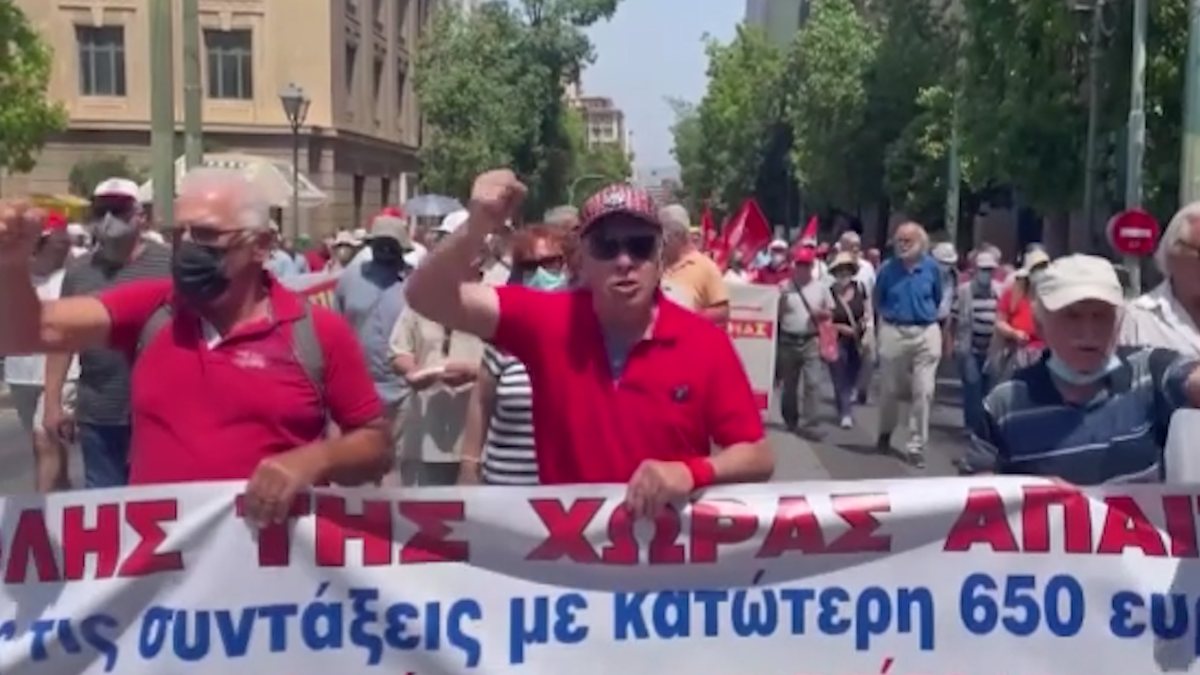 Atina'da emekliler, zam talebiyle gösteri düzenledi