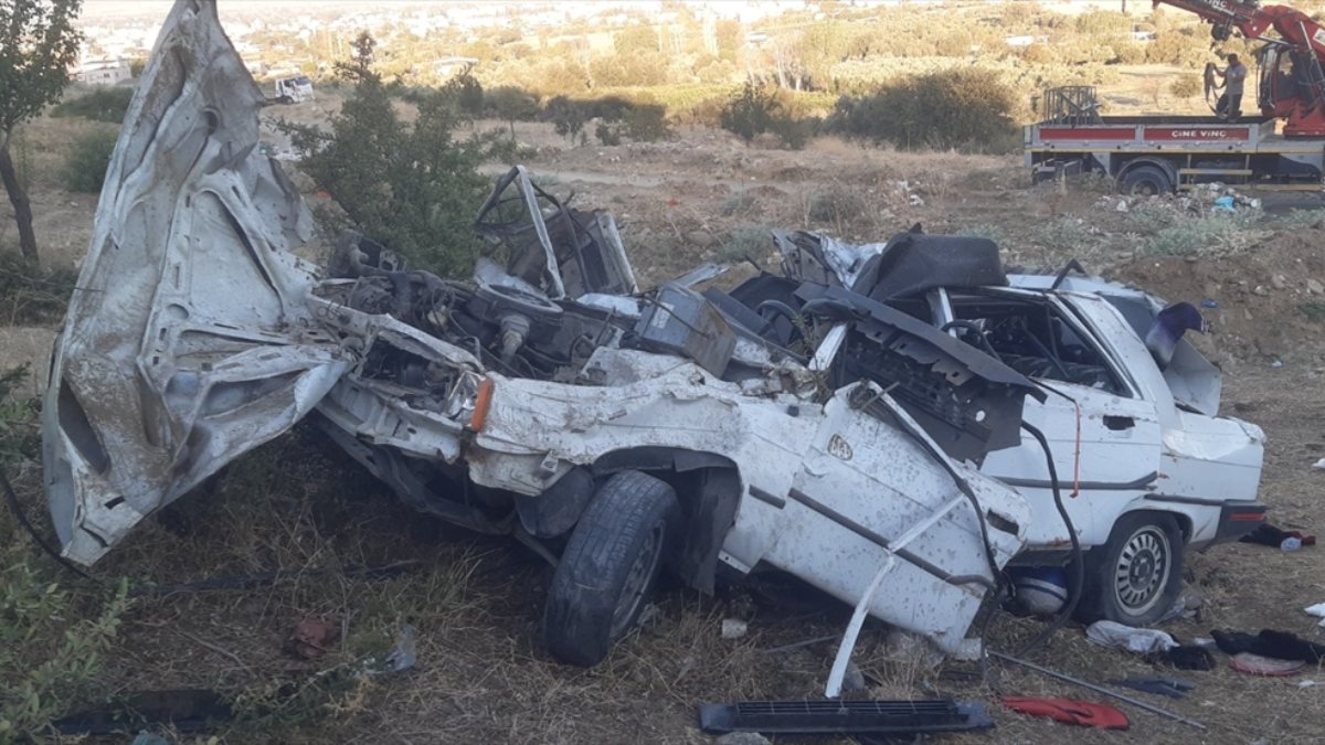 Aydın'da otomobil şarampole yuvarlandı: 2 ölü