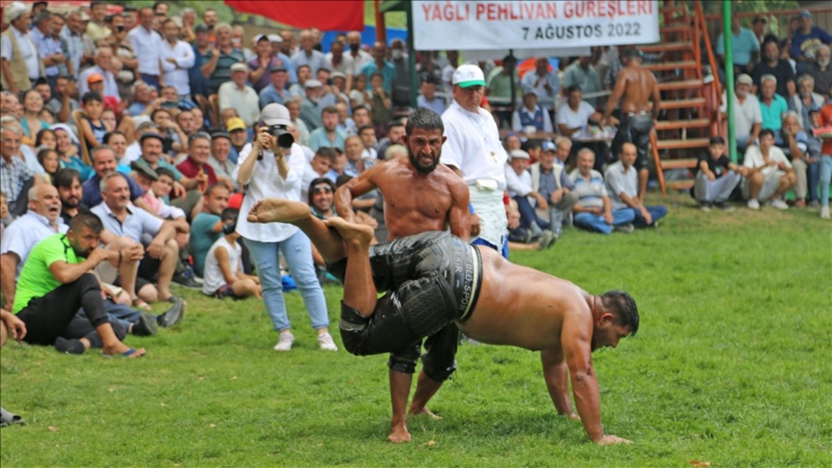 Muğla'da sağanağa aldırmadan güreştiler