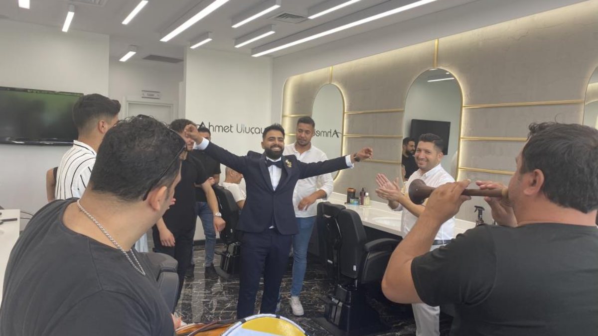 Adana'da tıraş olmaya gelen damatlar davul zurnayla karşılanıyor