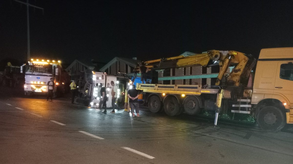 Sarıyer'de kamyon kontrolden çıkınca devrildi: 1 yaralı