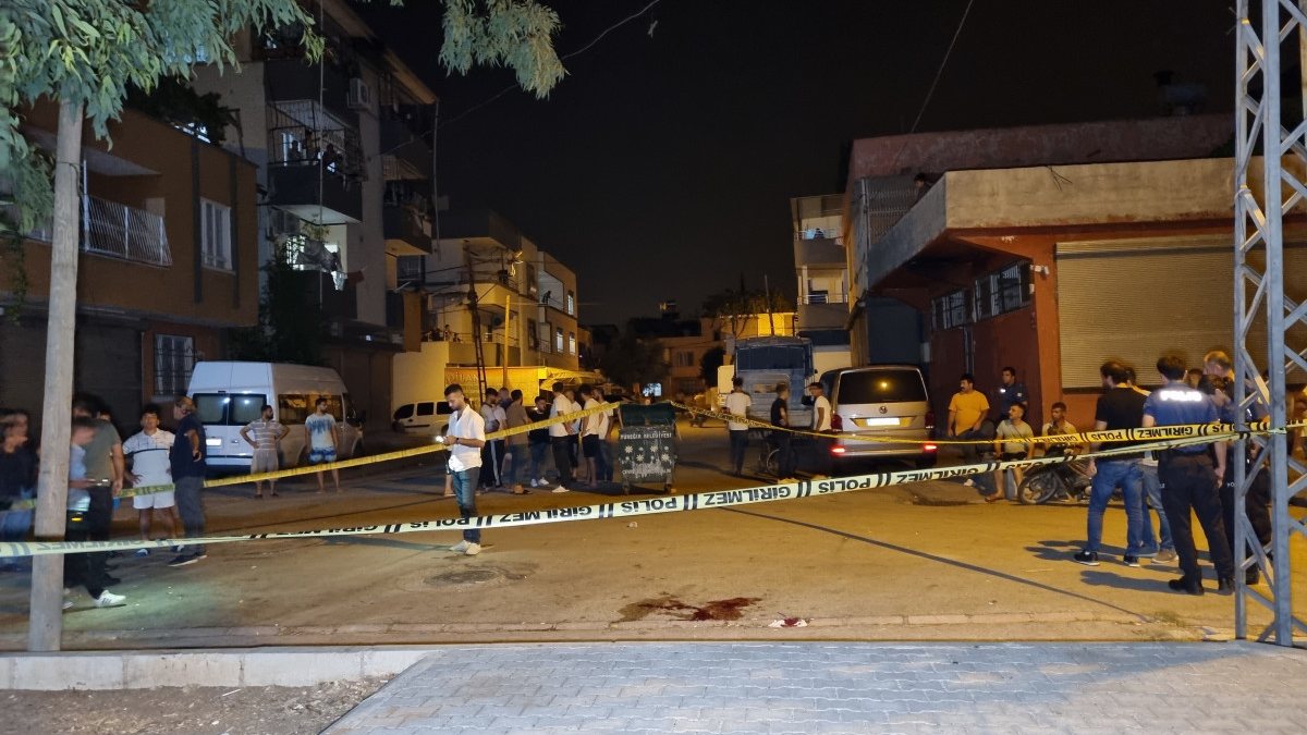 Adana'da çocuk parkı önünde silahlı saldırı