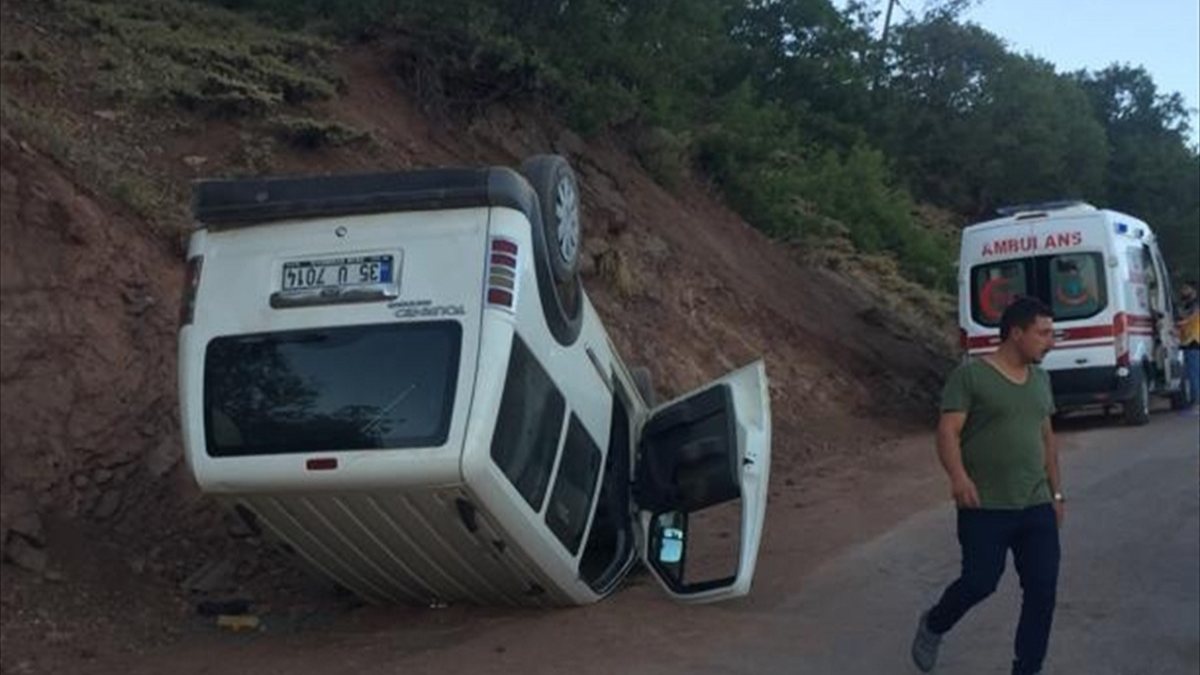 Tunceli’de devrilen hafif ticari araçtaki 4 kişi yaralandı