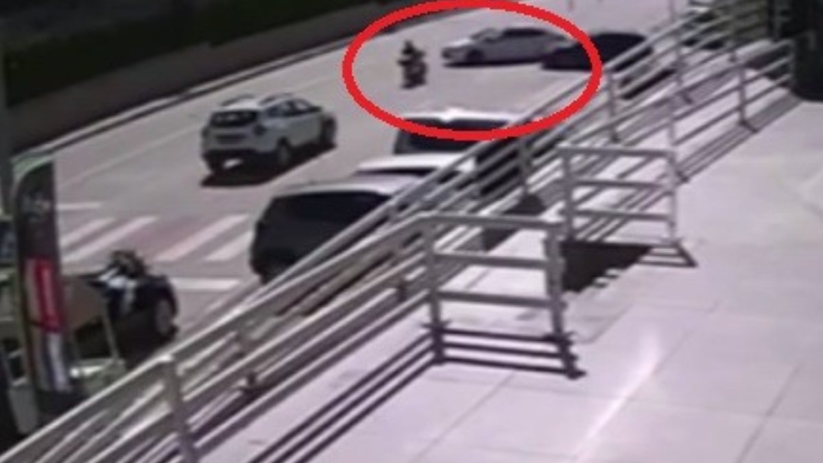 Bursa'da motosiklet sürücüsü kazada fırlayarak yaralandı