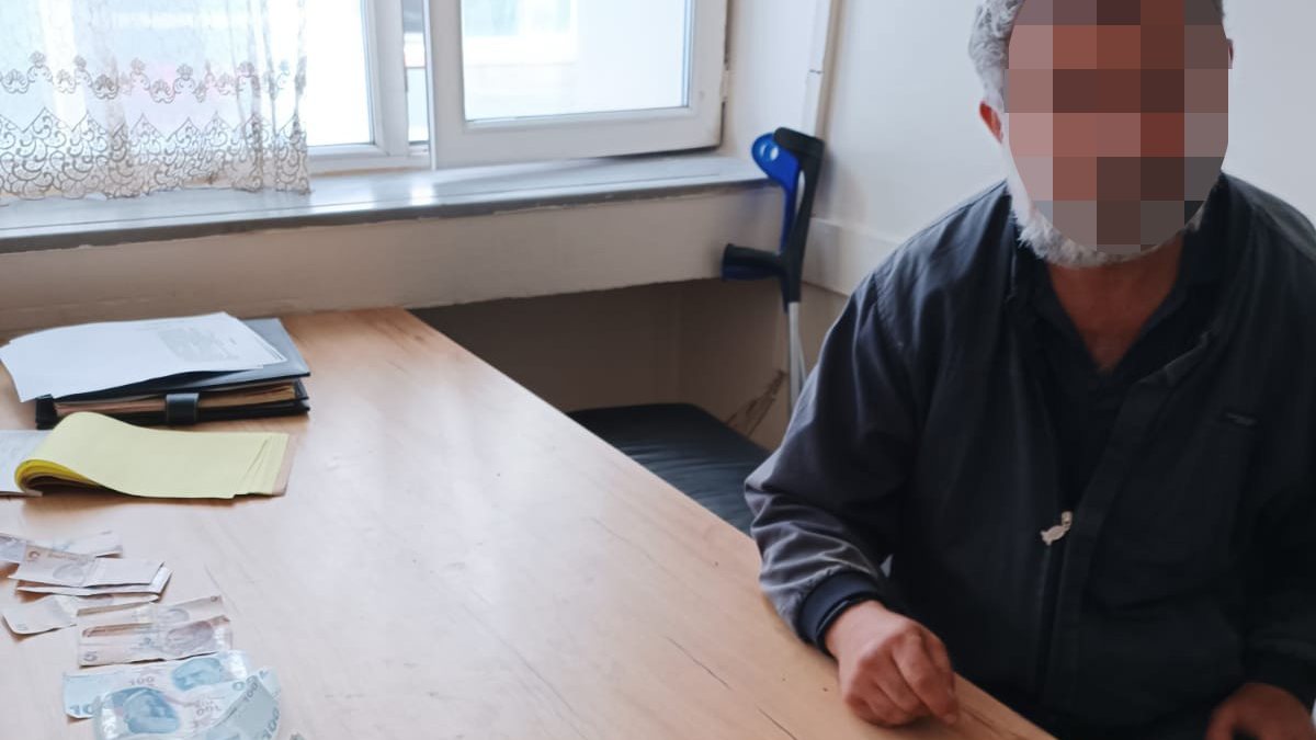 Sivas'ta dilencinin sakladığı paralar koltuk değneğinden çıktı