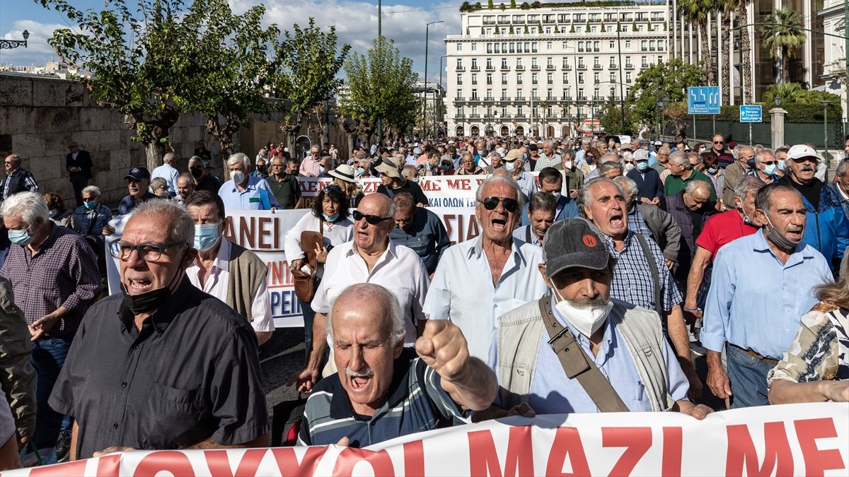 Yunanistan'da emekliler, maaş eylemi yaptı