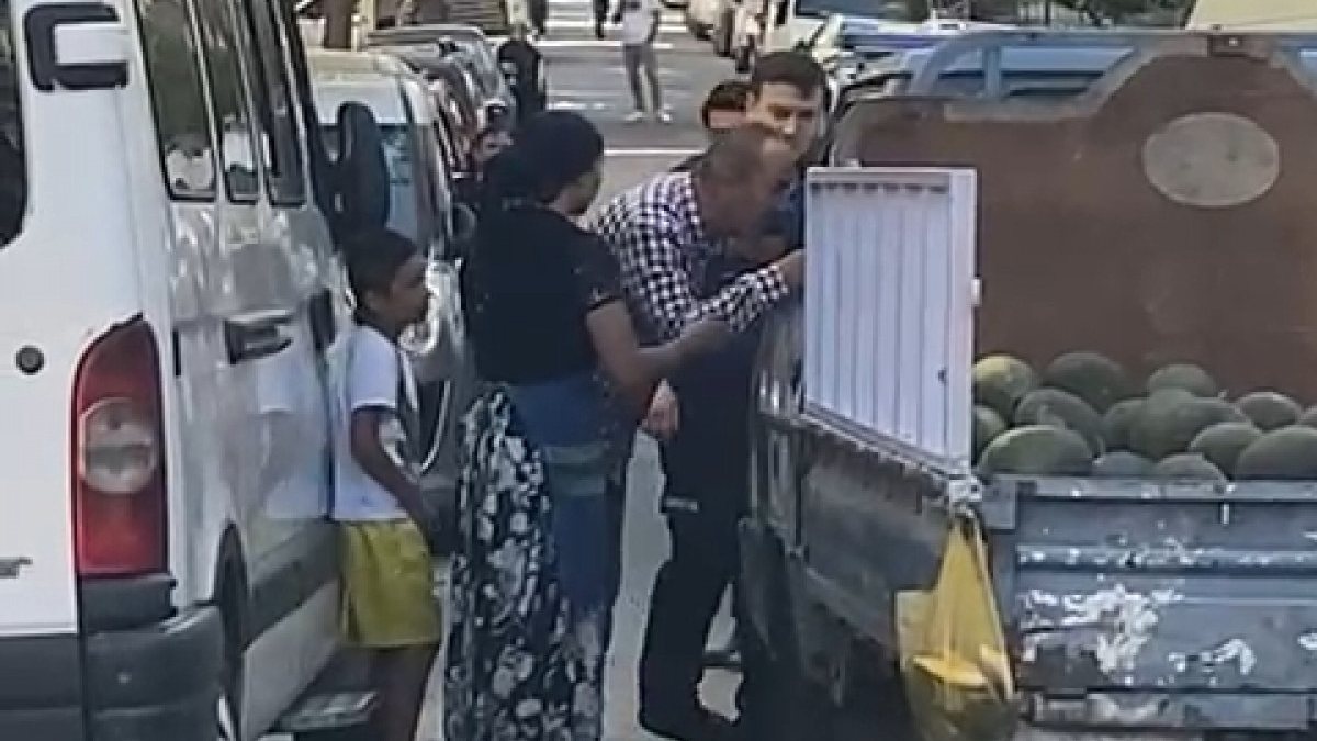 Güngören'de zabıta memurlarının seyyar satıcıya tokat attığı anlar kamerada