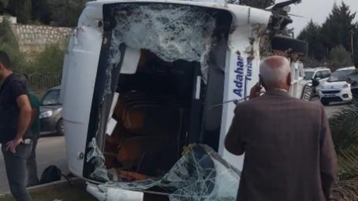 Adana'da okul servisi devrildi 19 kişi yaralandı