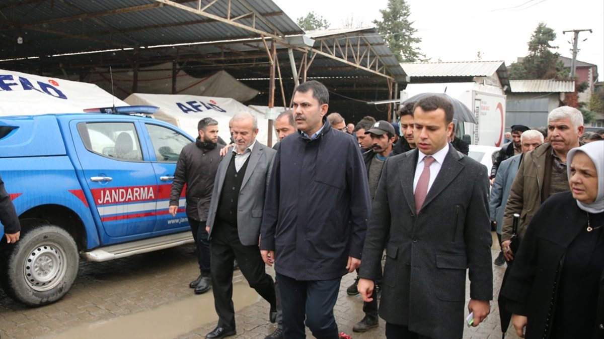 Murat Kurum, depremde hasar gören evleri inceledi