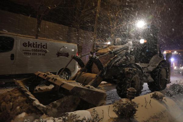 Edirne'de yoğun kar yağışı etkisini artırdı