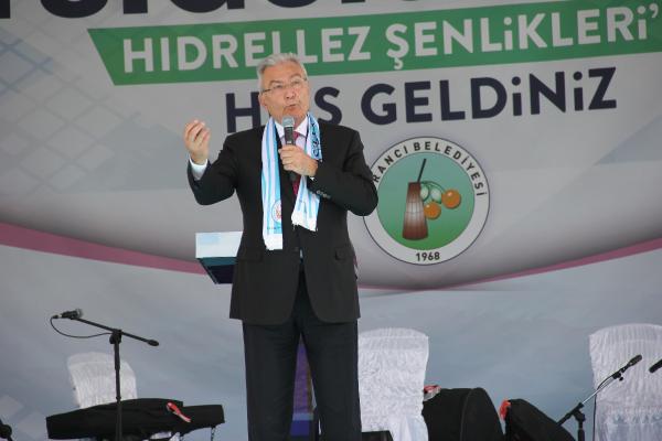 Baykal, hıdırellez ateşinin üstünden atladı