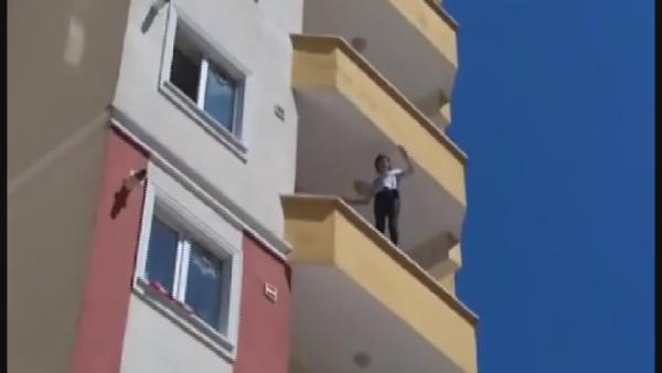 İntihara kalkışan genci polis kurtardı