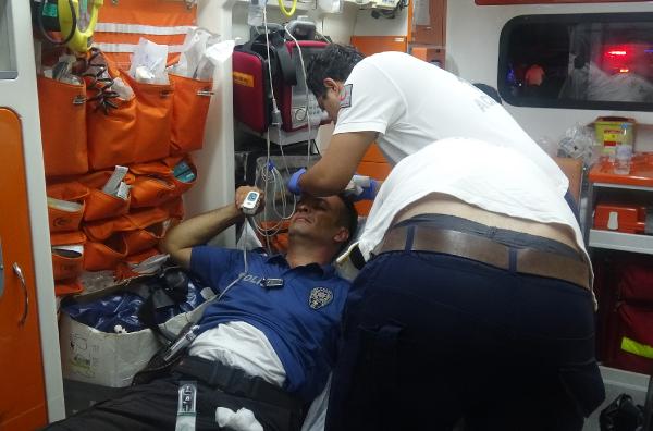 Travesti kendisine yardım eden polisi yaraladı