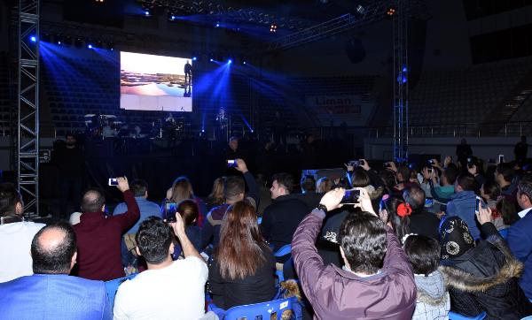 İran'a girişi yasaklanan Moein Van'da konser verdi