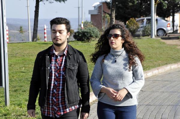 Otobüste başını kız arkadaşının omzuna koyunca dövüldüler
