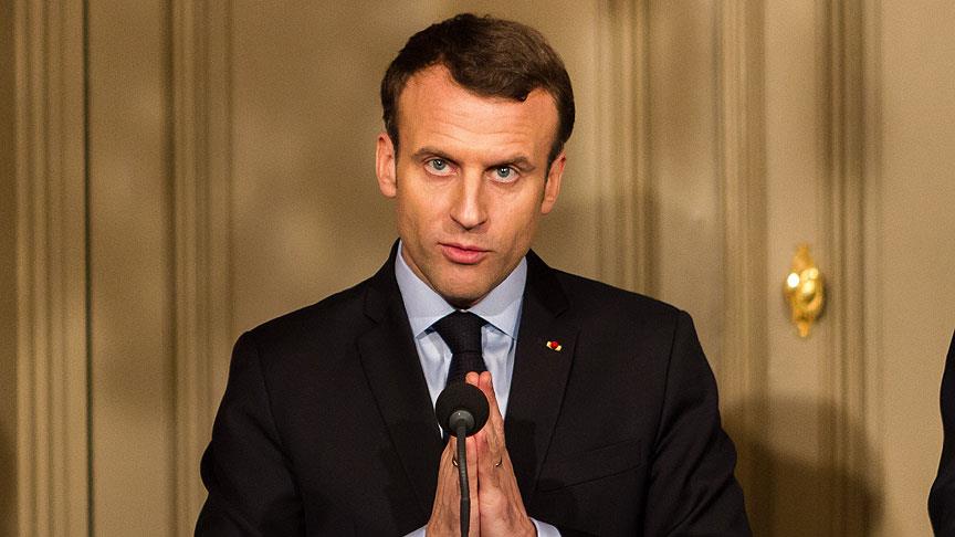 Macron: Fransa'da başörtüsüne saygı gösterilmeli